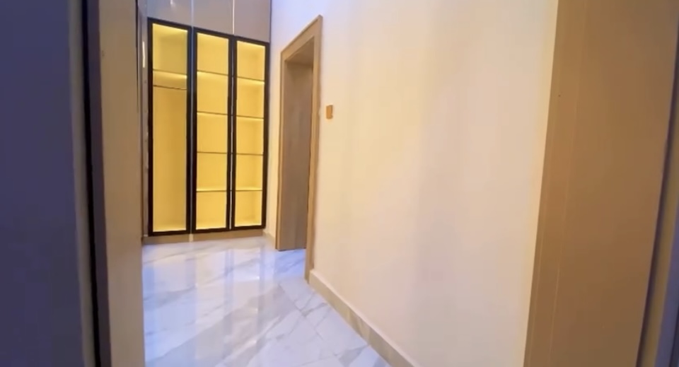 Private Living - Image 3